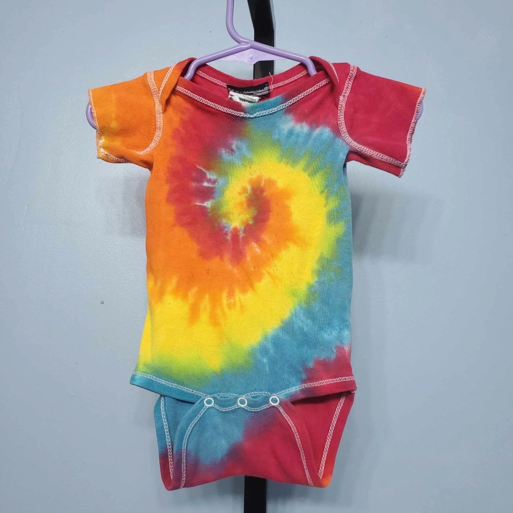 Gerber Childrenswear Tie Dye Onesie |Size: 12 Months
